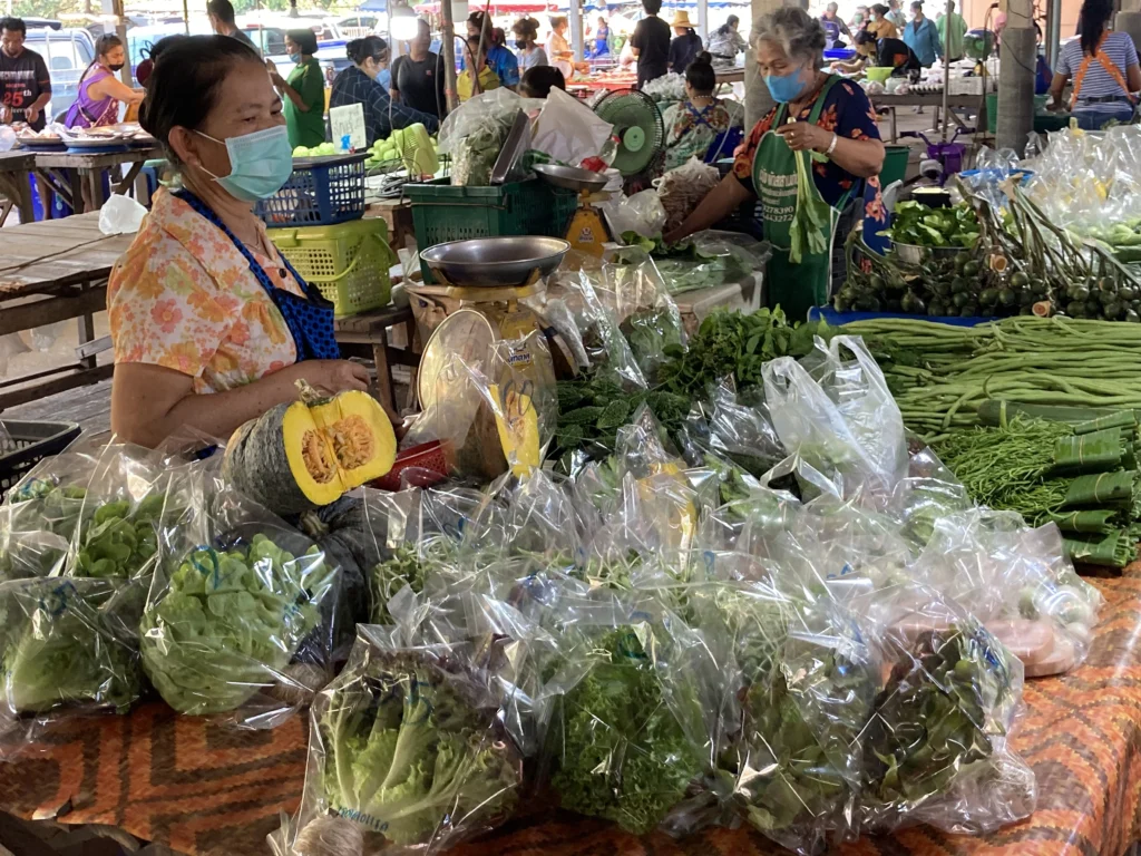 Försäljning av frukt och grönt på marknaden i Ban Kram Laem Mae Phim