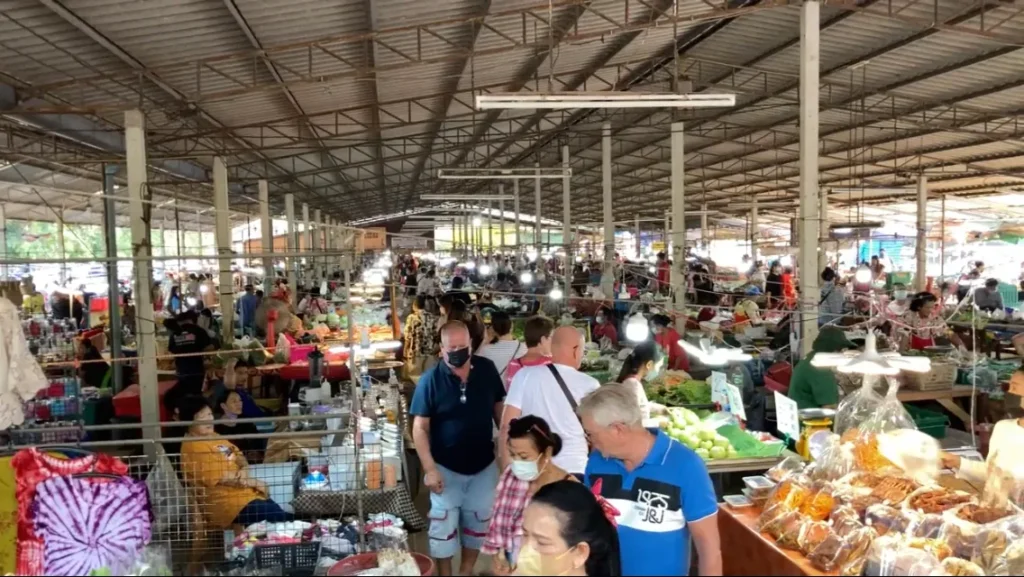 Massa folk på marknaden i Ban Kram Laem Mae Phim