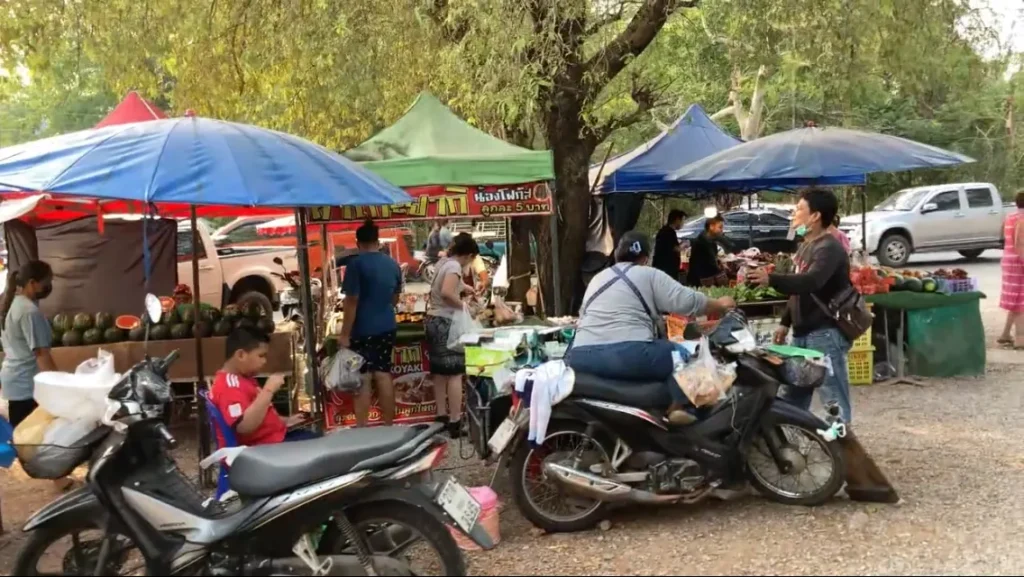 Många säljare på marknaden i Ban Kram Laem Mae Phim