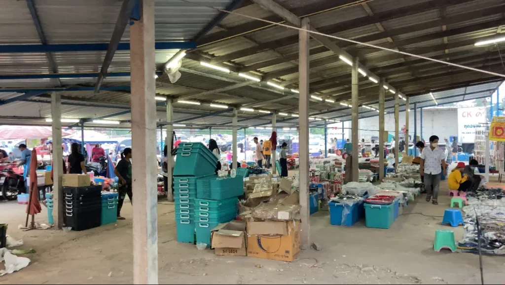 Säljare på natt marknaden i Klaeng Thailand