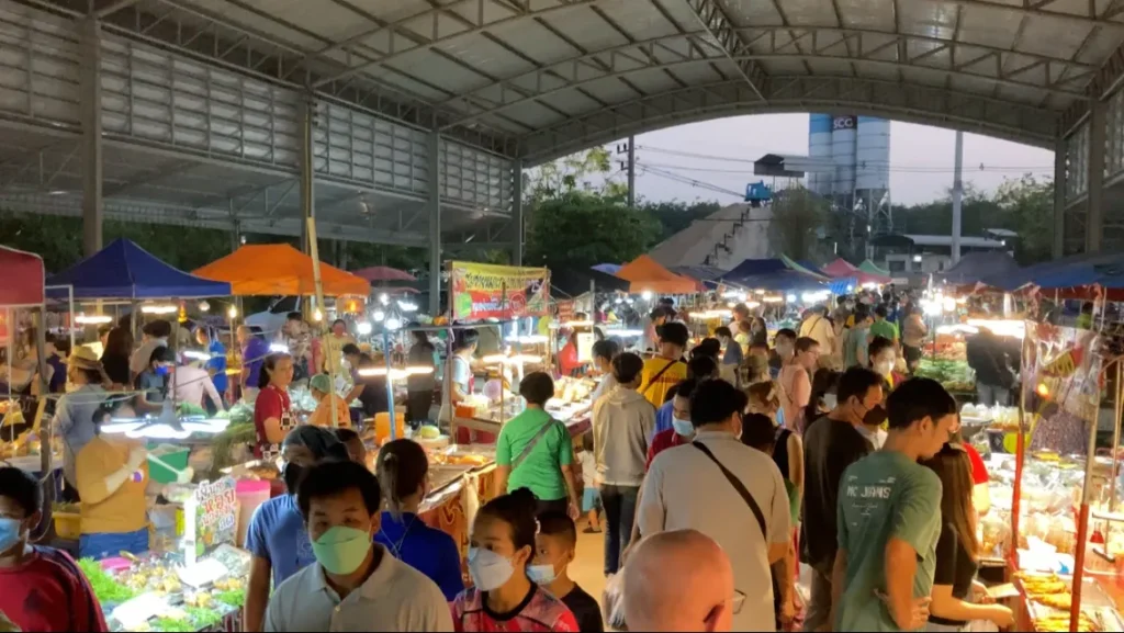 Matförsäljning på natt marknaden i Klaeng Thailand