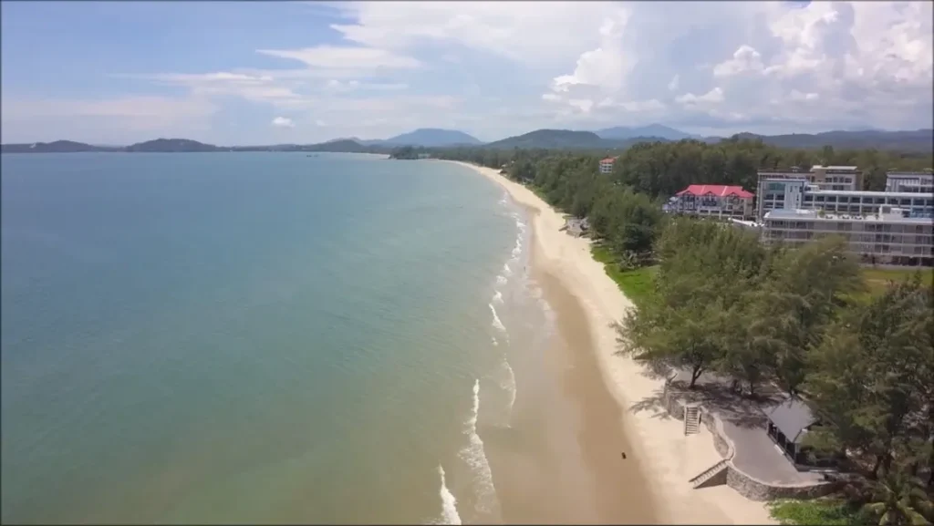 Laem Mae Phim Beach från ovan en solig dag