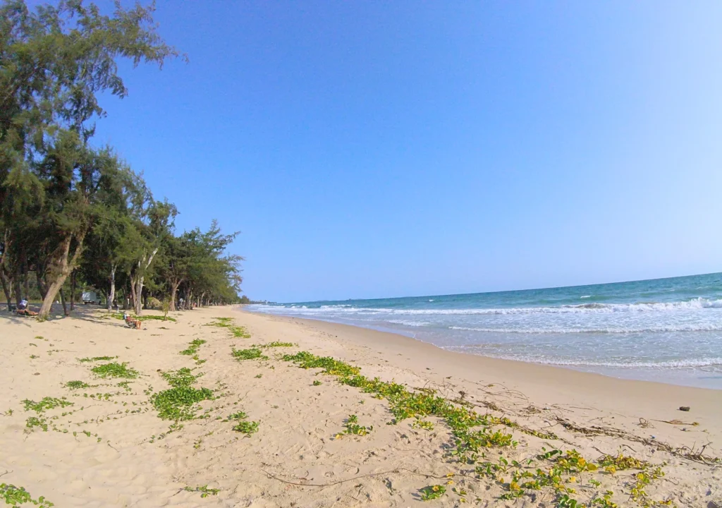 Mae Phim Beach Thailand. 4,3 km lång.