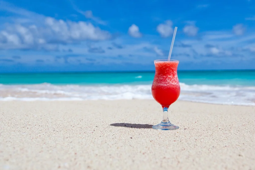 En drink på stranden eller till kvällen. Det finns fler barer att välja på i Mae Phim.